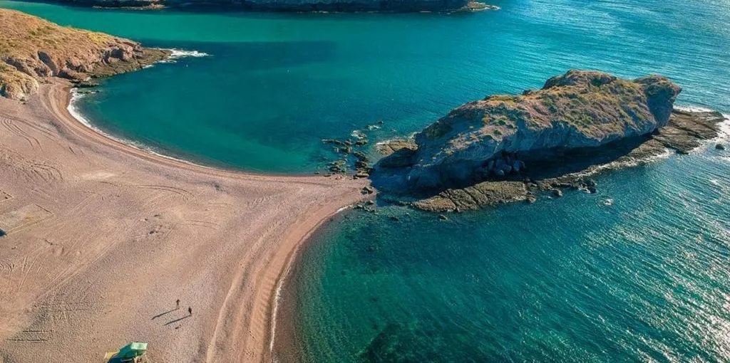 Sonora esconde un paraíso natural que pocos conocen. Una playa de arena blanca y mar turquesa que nada le pide al Caribe. Descubre este tesoro oculto en México y todas las maravillas de este lugar.