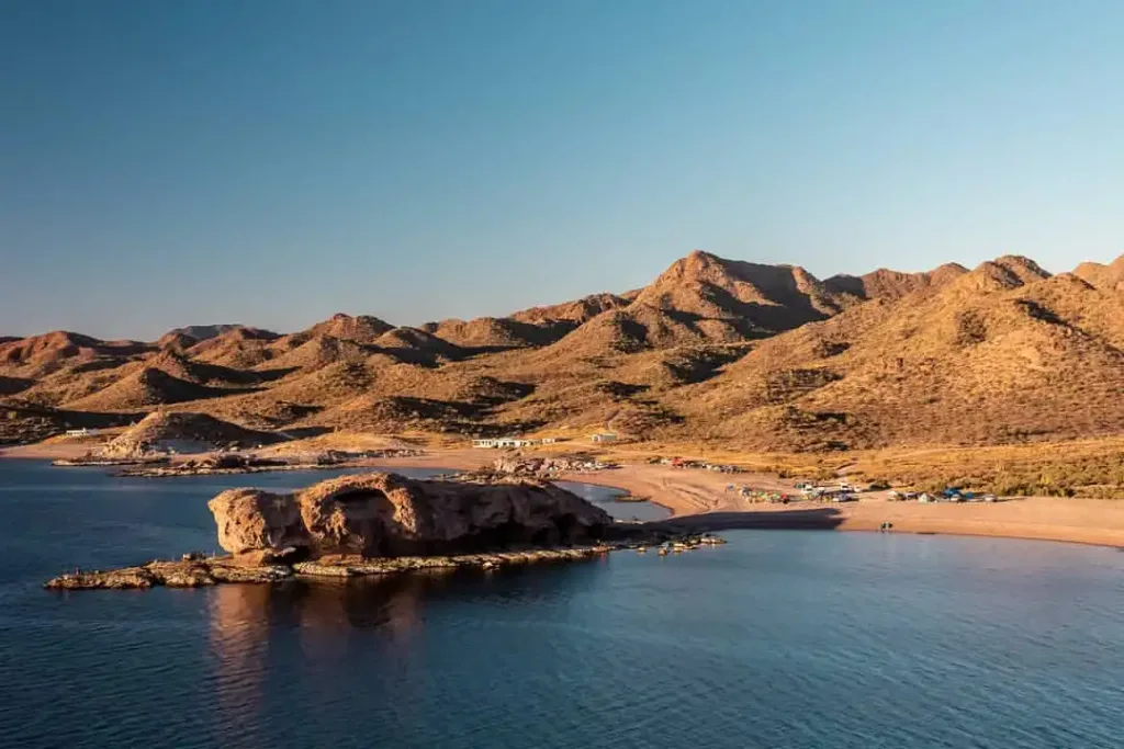 Sonora esconde un paraíso natural que pocos conocen. Una playa de arena blanca y mar turquesa que nada le pide al Caribe. Descubre este tesoro oculto en México y todas las maravillas de este lugar.