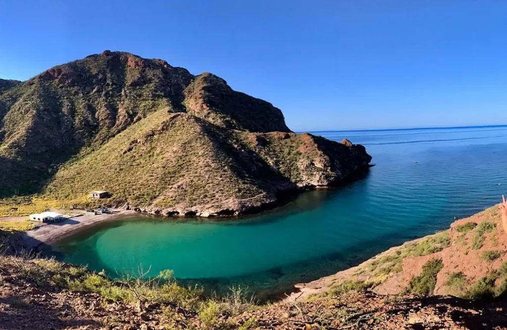 Sonora esconde un paraíso natural que pocos conocen. Una playa de arena blanca y mar turquesa que nada le pide al Caribe. Descubre este tesoro oculto en México y todas las maravillas de este lugar.