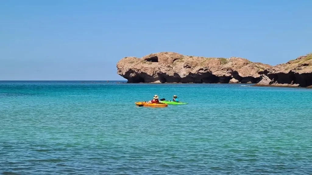 Sonora esconde un paraíso natural que pocos conocen. Una playa de arena blanca y mar turquesa que nada le pide al Caribe. Descubre este tesoro oculto en México y todas las maravillas de este lugar.