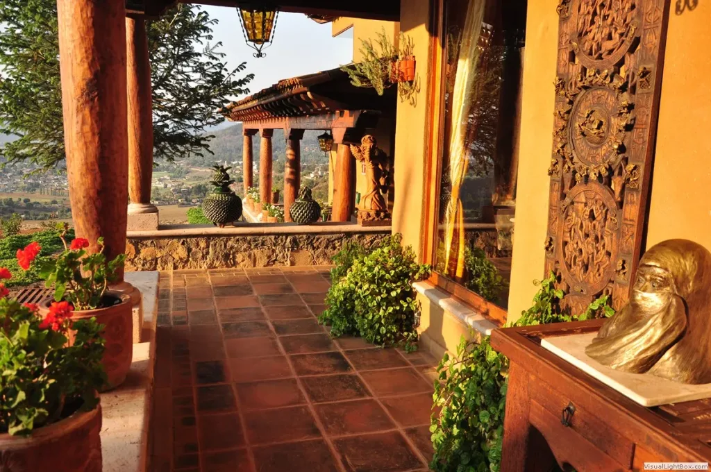 Hospédate frente al Lago de Pátzcuaro y descubre la magia de Michoacán en lugares únicos donde la tranquilidad, el encanto colonial y la hospitalidad purépecha se combinan con vistas inolvidables.