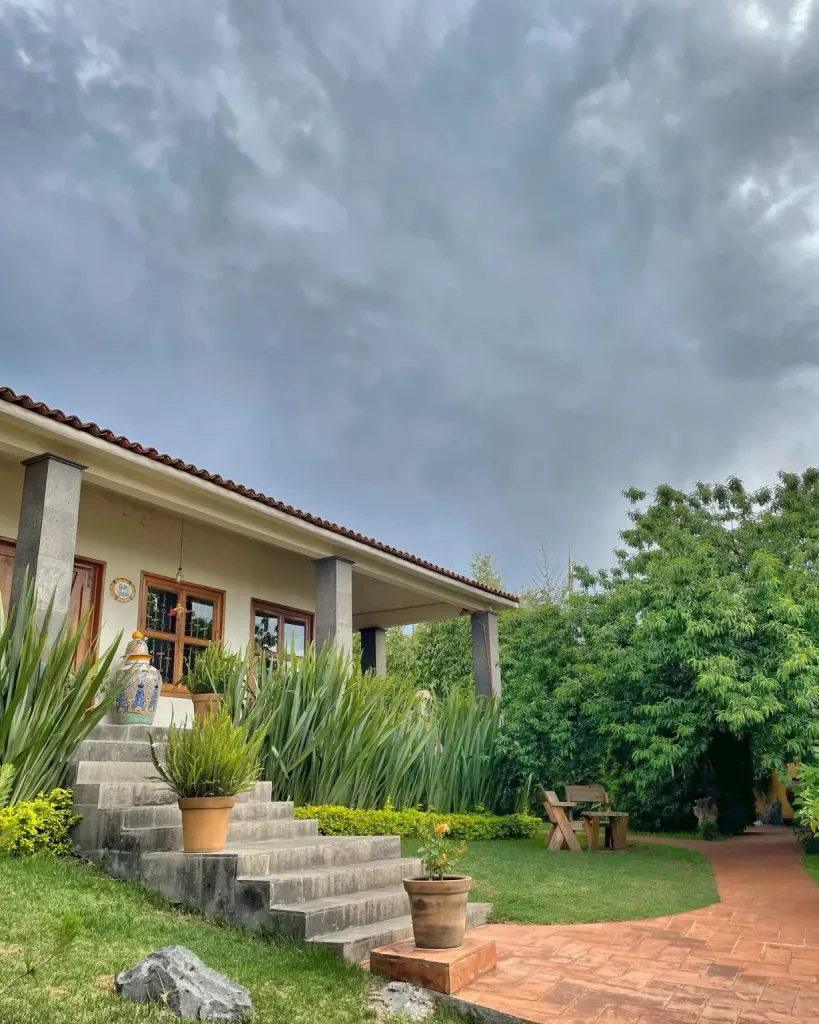 Hospédate frente al Lago de Pátzcuaro y descubre la magia de Michoacán en lugares únicos donde la tranquilidad, el encanto colonial y la hospitalidad purépecha se combinan con vistas inolvidables.