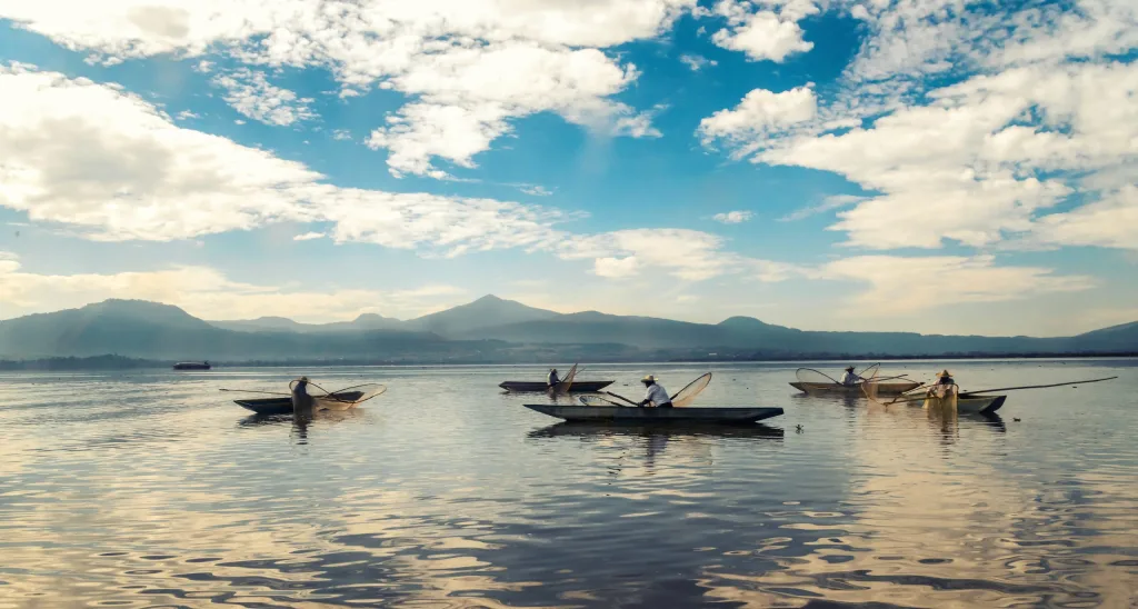 Hospédate frente al Lago de Pátzcuaro y descubre la magia de Michoacán en lugares únicos donde la tranquilidad, el encanto colonial y la hospitalidad purépecha se combinan con vistas inolvidables.
