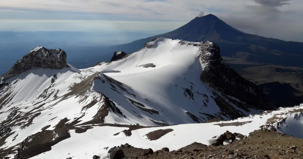 México también tiene paisajes nevados dignos de postal. Conoce los mejores lugares para ver nieve en México, las experiencias que ofrecen y por qué deberías visitarlos este invierno.