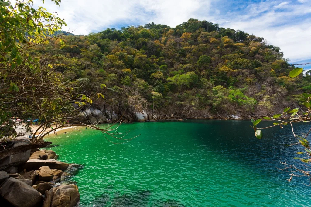 Entre montañas, selva y el azul del Pacífico se esconde Playa Colomitos, la playa más pequeña de México. Si quieres saber más sobre ella, aquí te dejamos los detalles.