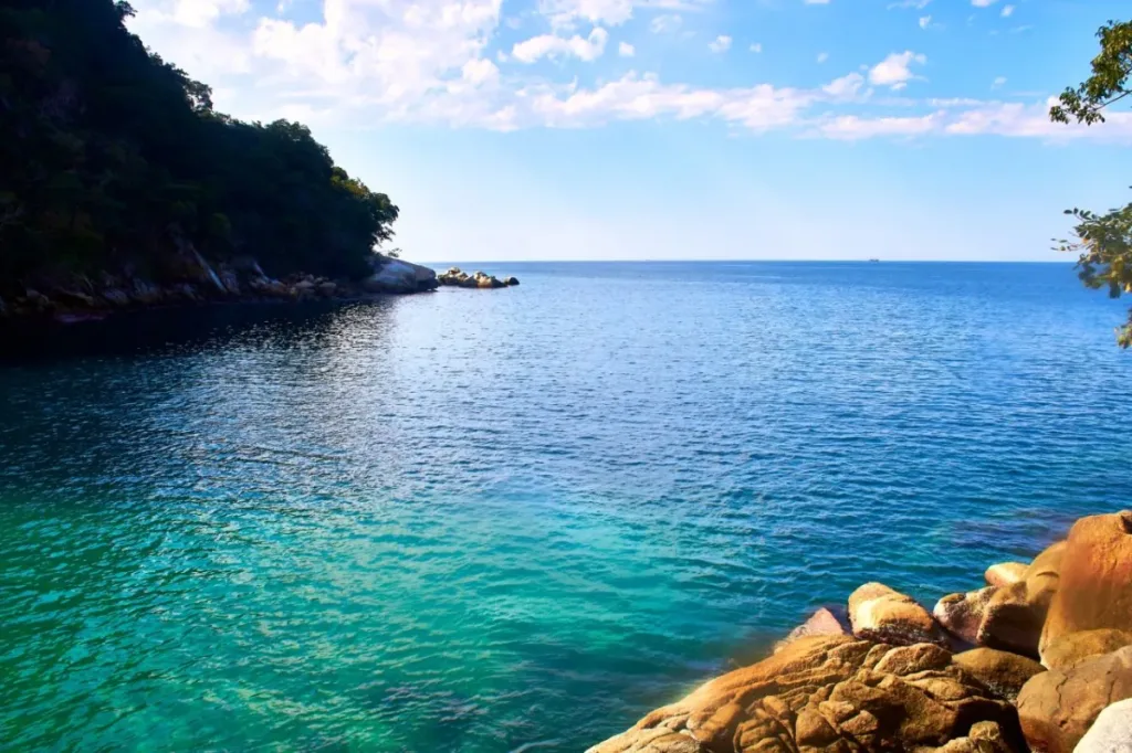 Entre montañas, selva y el azul del Pacífico se esconde Playa Colomitos, la playa más pequeña de México. Si quieres saber más sobre ella, aquí te dejamos los detalles.