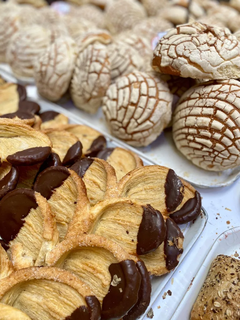 La Feria del Pan 2025 llegará a Tlalpan con conchas, cuernos, orejas, chocolatito caliente y antojitos que debes probar. Aquí te contamos la fecha, ubicación y todo lo que necesitas para planear tu visita.