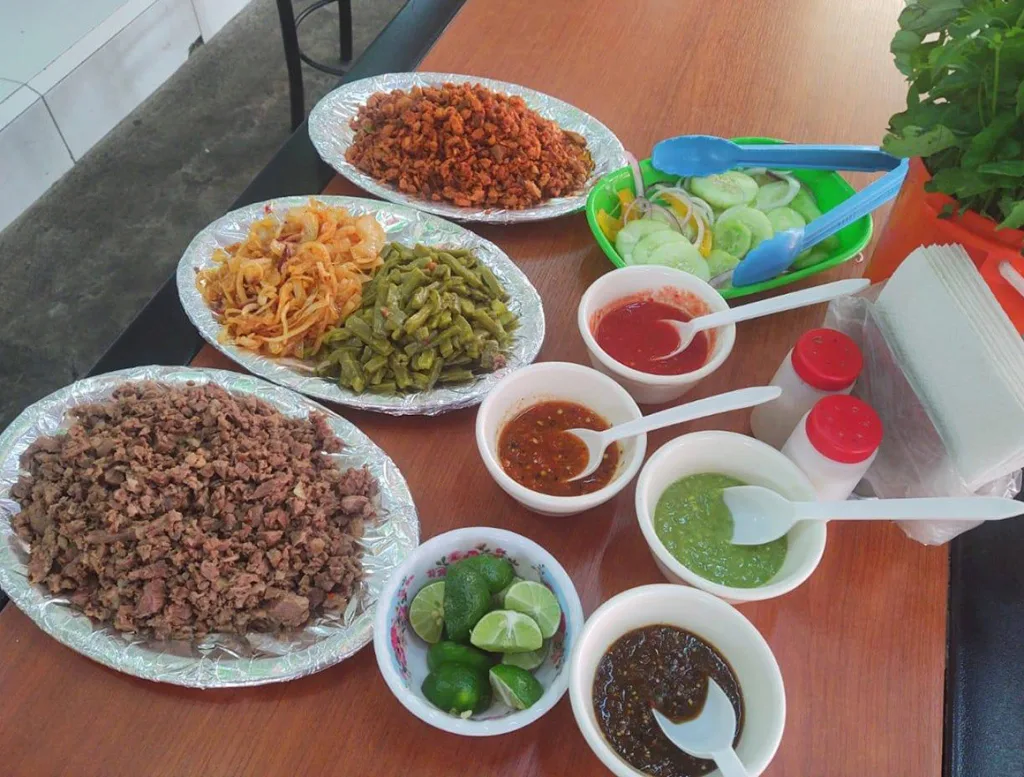 Descubre por qué los ricos Huaraches del 6 es un paraíso garnachero en el Estado de México. Conoce su origen y qué especialidades probar para vivir una experiencia gastronómica auténtica.