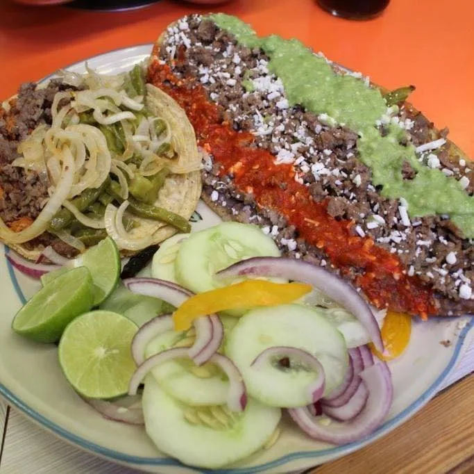 Descubre por qué los ricos Huaraches del 6 es un paraíso garnachero en el Estado de México. Conoce su origen y qué especialidades probar para vivir una experiencia gastronómica auténtica.