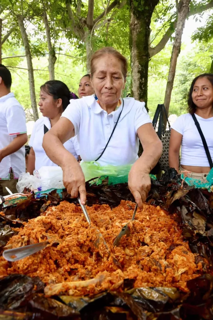 El Patlache es uno de los platillos más representativos de la Huasteca Potosina. Este tamal gigante, lleno de historia, sabor y simbolismo. Conoce aquí más sobre esta comida maravillosa.