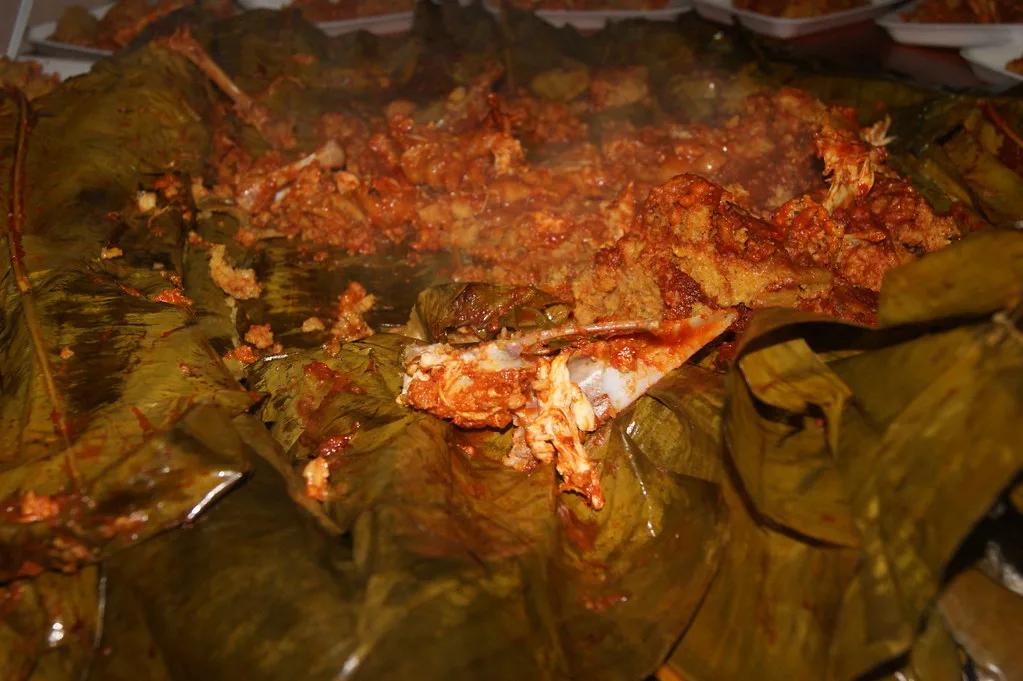 El Patlache es uno de los platillos más representativos de la Huasteca Potosina. Este tamal gigante, lleno de historia, sabor y simbolismo. Conoce aquí más sobre esta comida maravillosa.