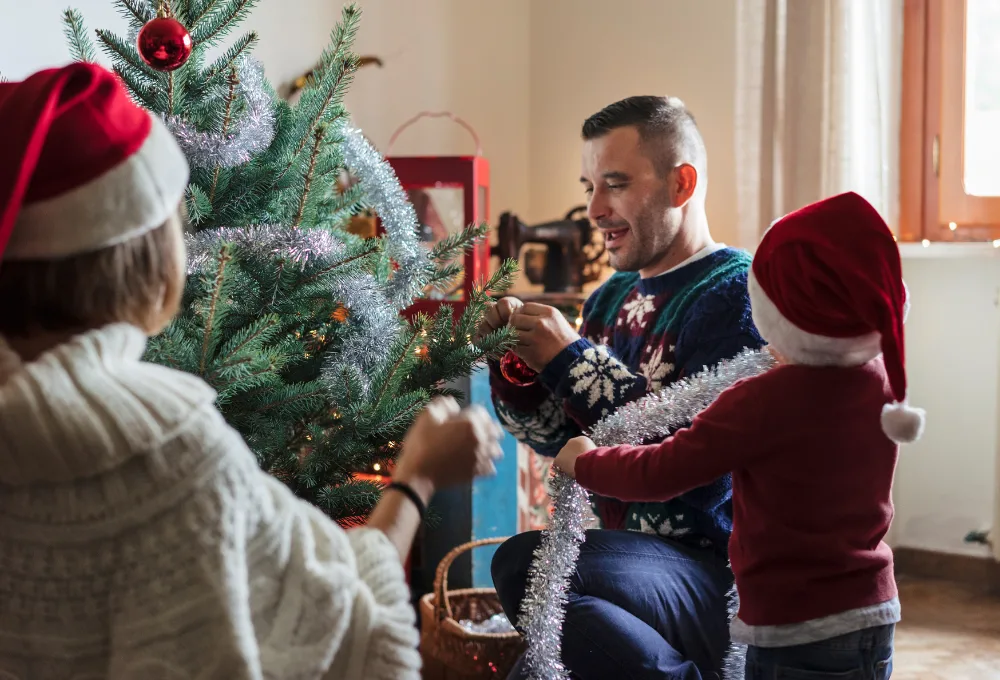 Decorando el árbol de Navidad