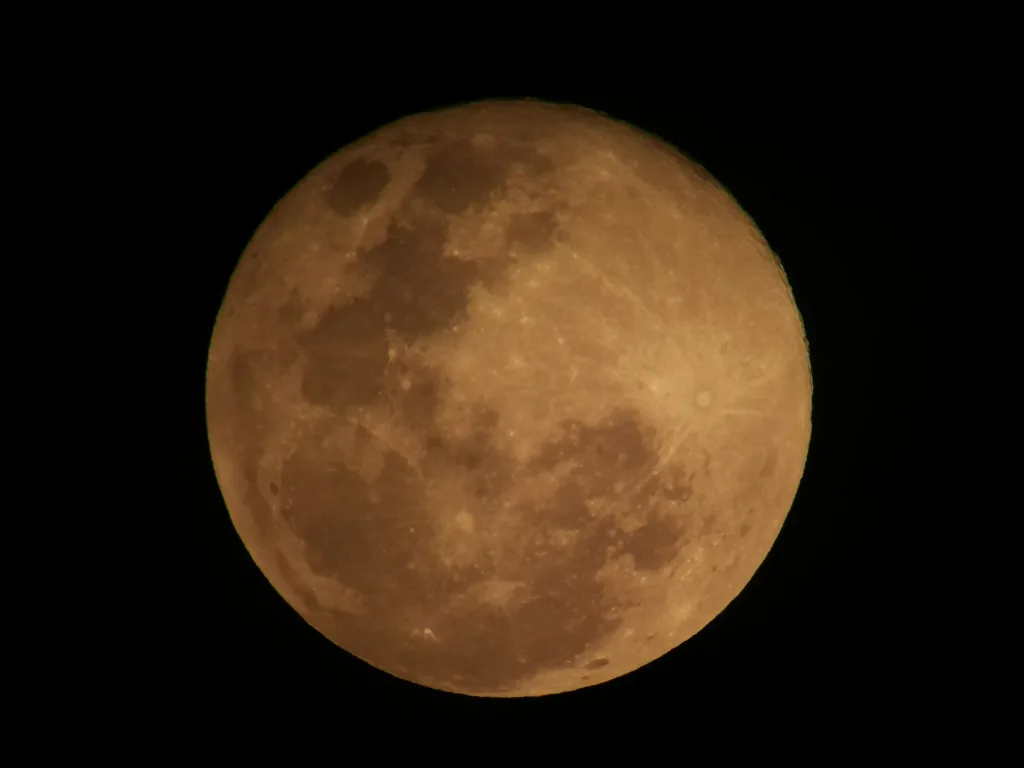 La Luna del Castor 2025 iluminará el cielo con su máximo esplendor este 5 de noviembre. Descubre a qué hora verla en México, su significado espiritual y por qué es uno de los fenómenos más esperados por los amantes de la naturaleza y los viajes.