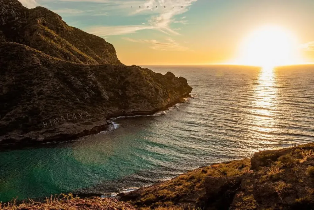 Sonora esconde un paraíso natural que pocos conocen. Una playa de arena blanca y mar turquesa que nada le pide al Caribe. Descubre este tesoro oculto en México y todas las maravillas de este lugar.