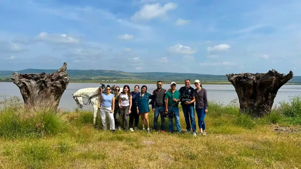 grupo de personas en un paisaje natural