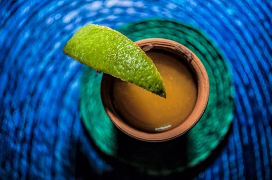 El Coyote de Pilcaya es una bebida artesanal de Guerrero que combina tradición, historia y sabor único. Descubre cómo se elabora, dónde probarlo y por qué se ha convertido en un símbolo del orgullo guerrerense.