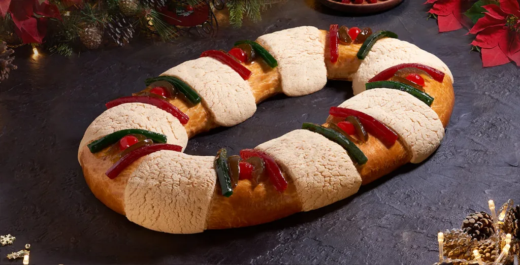 La Rosca de Reyes es un símbolo cargado de historia, fe y convivencia que cada enero reúne a familias y viajeros en México. Aquí te explicamos el origen, el significado de cada uno de sus elementos y cómo esta tradición se ha convertido en una experiencia cultural imperdible.