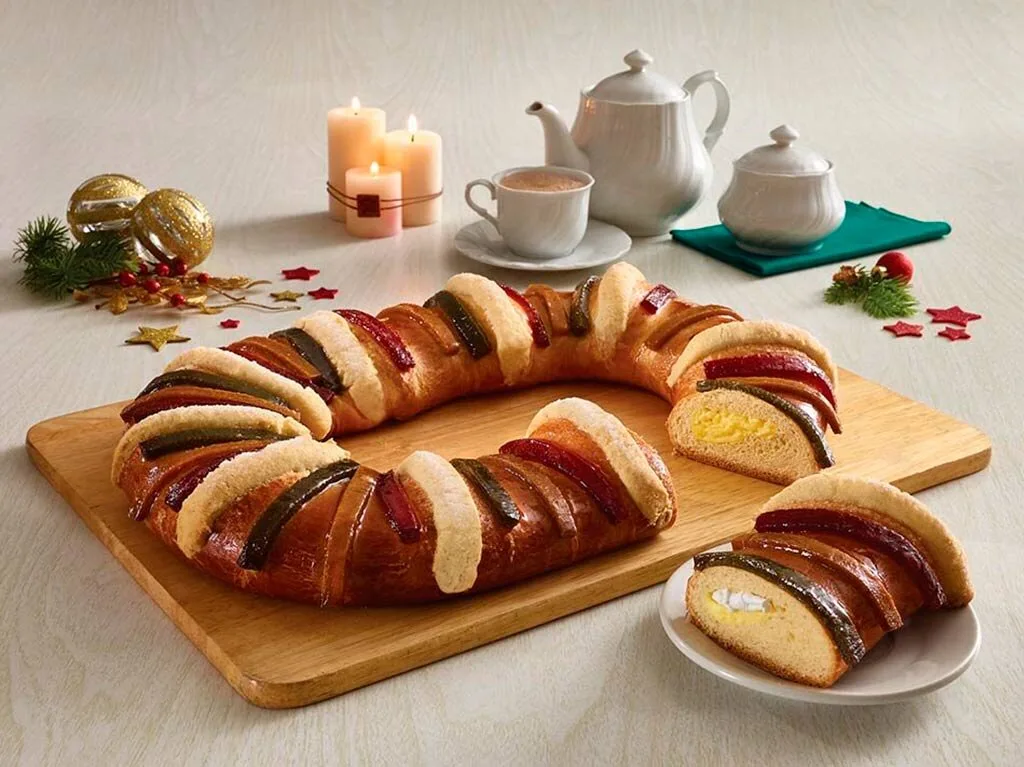 La Rosca de Reyes es un símbolo cargado de historia, fe y convivencia que cada enero reúne a familias y viajeros en México. Aquí te explicamos el origen, el significado de cada uno de sus elementos y cómo esta tradición se ha convertido en una experiencia cultural imperdible.