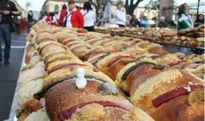 La Rosca de Reyes es un símbolo cargado de historia, fe y convivencia que cada enero reúne a familias y viajeros en México. Aquí te explicamos el origen, el significado de cada uno de sus elementos y cómo esta tradición se ha convertido en una experiencia cultural imperdible.