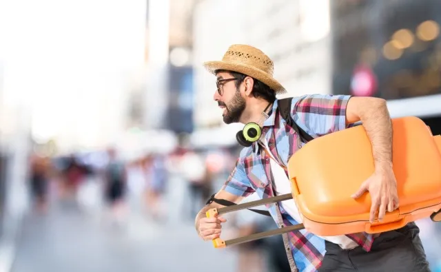 Descubre el significado y la forma de realizar el popular ritual de la maleta en Año Nuevo. Conoce cómo se hace, qué simboliza y qué variantes existen.