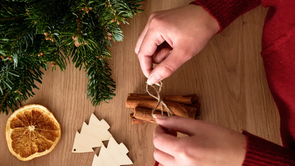 Colocar canela en el árbol de Navidad es una tradición que combina aroma, simbolismo y bienestar. Esta costumbre navideña tiene raíces profundas y actualmente vuelve con fuerza como parte de los rituales decembrinos.