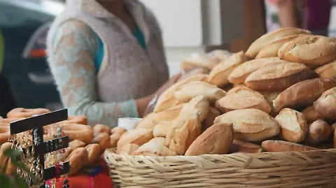 El bolillo es uno de los panes más consumidos en México y parte esencial de su gastronomía. Aquí se explica su origen, cómo llegó a México y por qué se convirtió en un ícono del día a día.