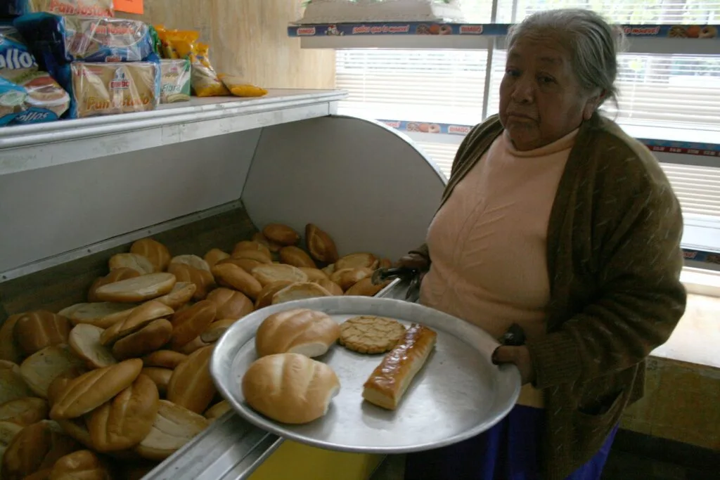 El bolillo es uno de los panes más consumidos en México y parte esencial de su gastronomía. Aquí se explica su origen, cómo llegó a México y por qué se convirtió en un ícono del día a día.