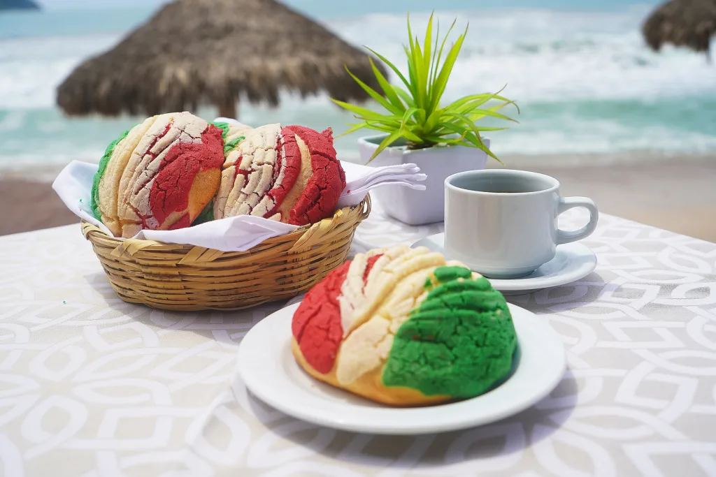 El pan dulce es una pieza fundamental de la identidad culinaria mexicana, más que un alimento, encarna siglos de tradición. Aquí te contamos cómo nació, por qué es tan diverso y qué lo hace único en el mundo.