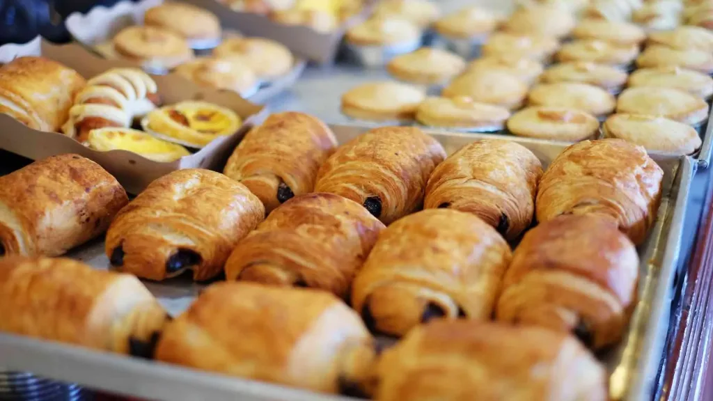 El pan dulce es una pieza fundamental de la identidad culinaria mexicana, más que un alimento, encarna siglos de tradición. Aquí te contamos cómo nació, por qué es tan diverso y qué lo hace único en el mundo.