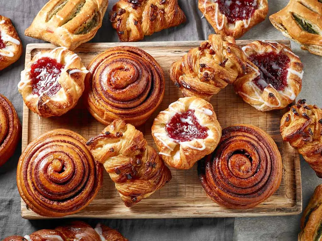 El pan dulce es una pieza fundamental de la identidad culinaria mexicana, más que un alimento, encarna siglos de tradición. Aquí te contamos cómo nació, por qué es tan diverso y qué lo hace único en el mundo.