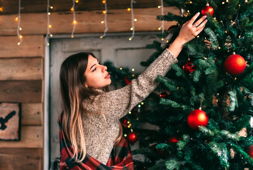 El árbol de Navidad es uno de los símbolos universales de la temporada decembrina. Descubre sus orígenes, su viaje por el mundo y cómo se transformó en una pieza esencial en estas fiestas decembrinas. .