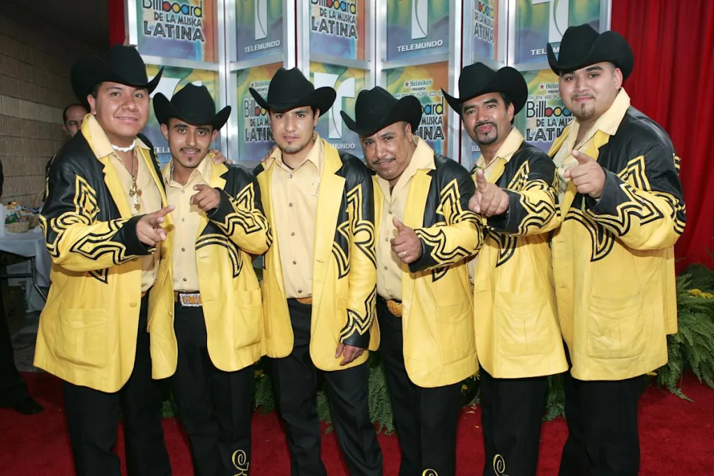 El pasito duranguense es una expresión cultural que creció en los salones de baile y conquistó pistas en todo México. Conoce su historia, origen, evolución y por qué actualmente es parte de la identidad musical mexicana.