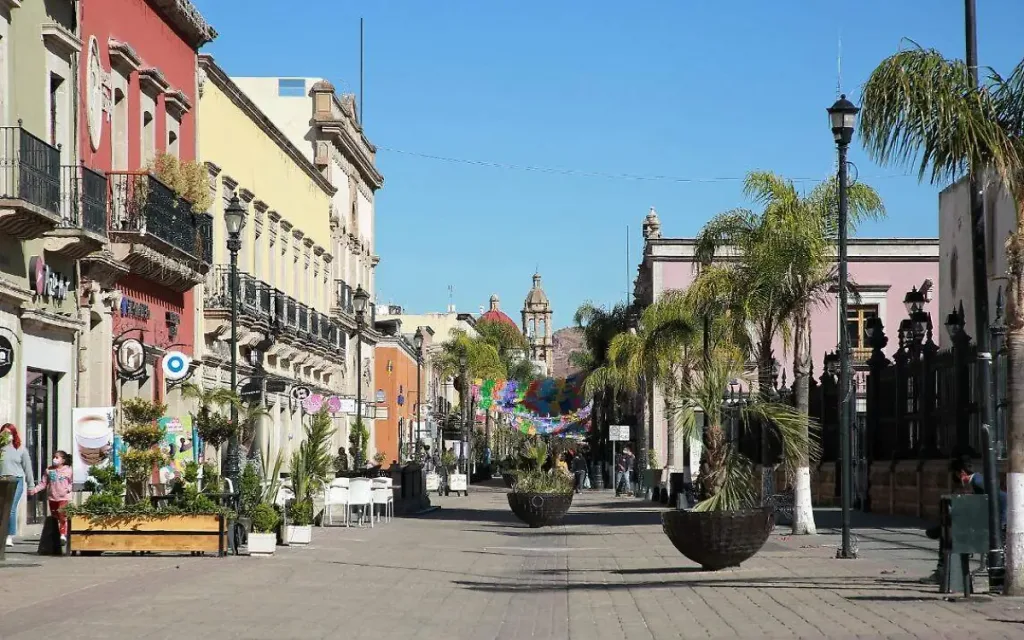 El pasito duranguense es una expresión cultural que creció en los salones de baile y conquistó pistas en todo México. Conoce su historia, origen, evolución y por qué actualmente es parte de la identidad musical mexicana.
