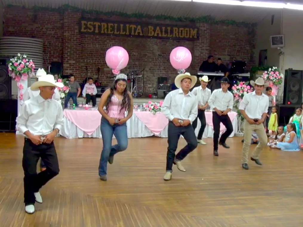 El pasito duranguense es una expresión cultural que creció en los salones de baile y conquistó pistas en todo México. Conoce su historia, origen, evolución y por qué actualmente es parte de la identidad musical mexicana.