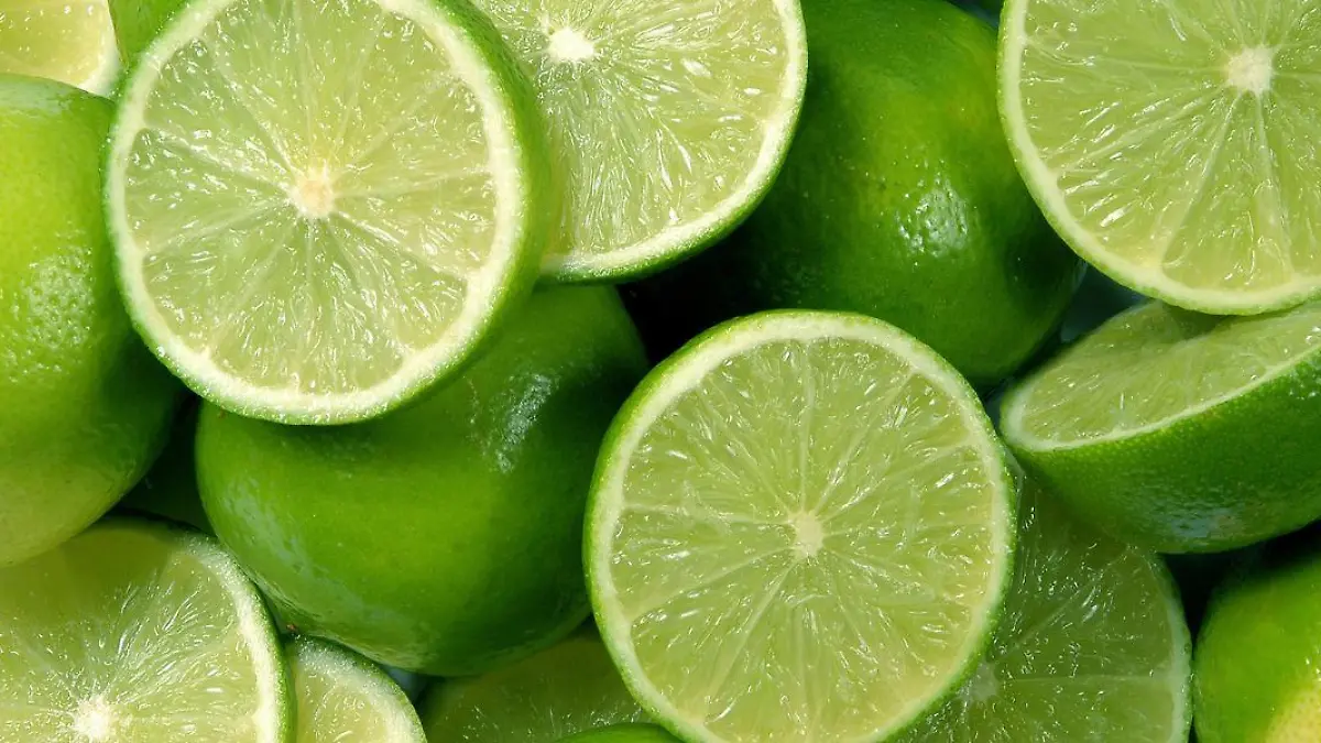 En México, el limón es identidad, tradición y sabor. Descubre por qué le ponemos limón prácticamente a todo, qué dicen los especialistas sobre esta costumbre y cómo esta práctica refleja la forma en que los mexicanos vivimos.