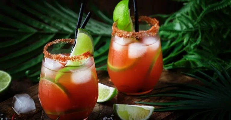 En México, el limón es identidad, tradición y sabor. Descubre por qué le ponemos limón prácticamente a todo, qué dicen los especialistas sobre esta costumbre y cómo esta práctica refleja la forma en que los mexicanos vivimos.