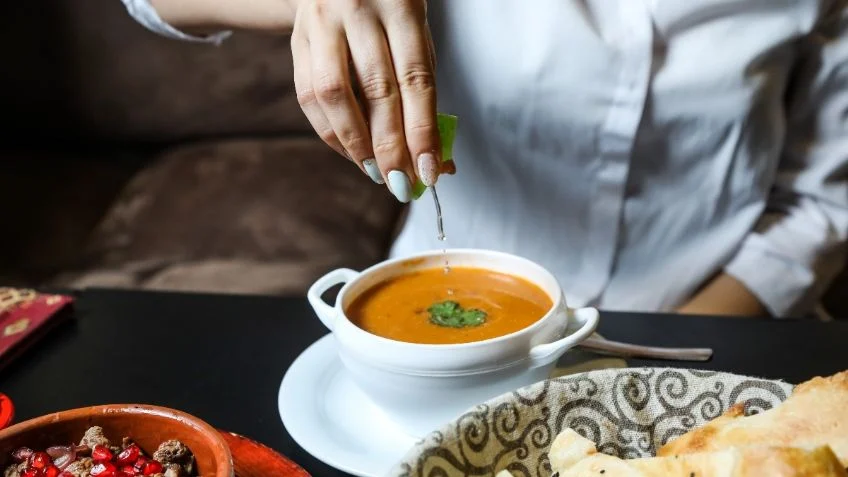 En México, el limón es identidad, tradición y sabor. 
Descubre por qué le ponemos limón prácticamente a todo, qué dicen los especialistas sobre esta costumbre y cómo esta práctica refleja la forma en que los mexicanos vivimos.
