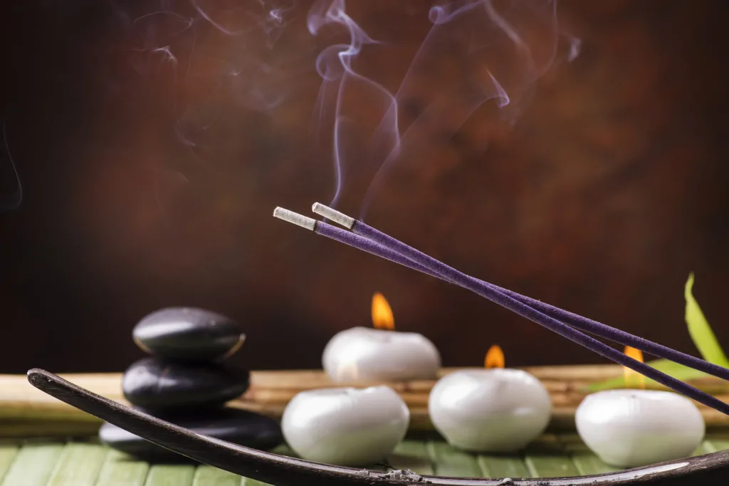 Los tres regalos entregados al Niño Jesús —oro, incienso y mirra— tienen un profundo significado espiritual y cultural. Descubre qué representa cada uno y por qué siguen siendo parte esencial de la historia del nacimiento más conocido del mundo.