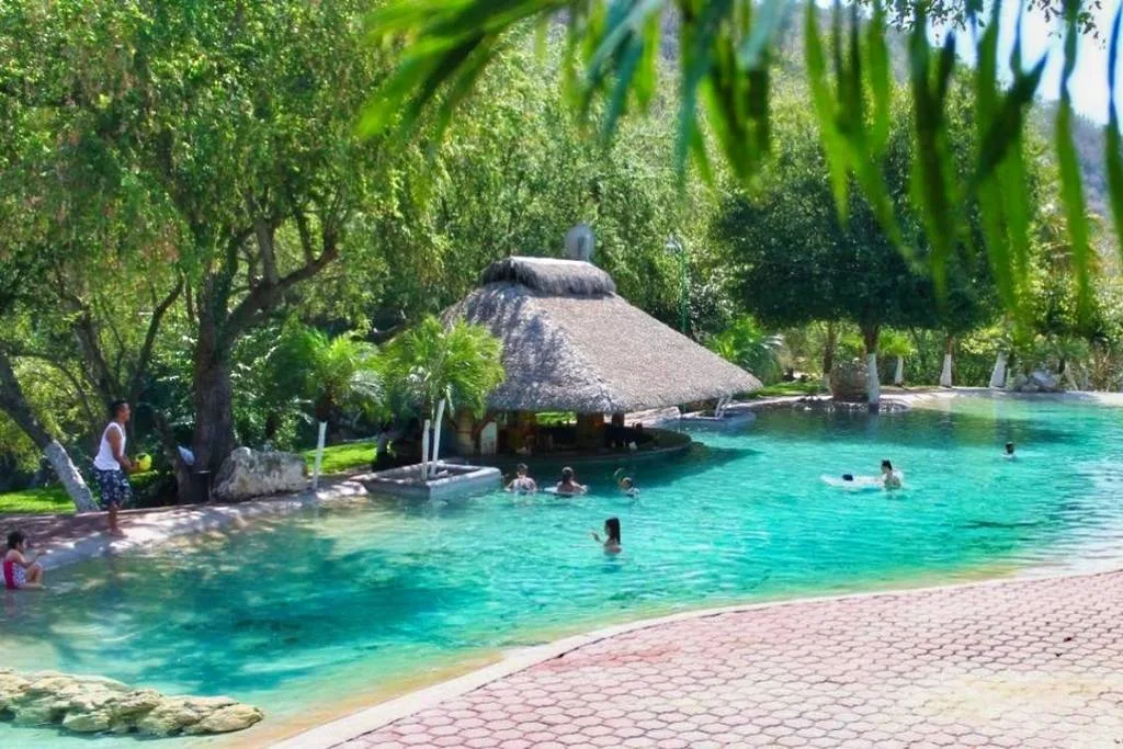 Descubre los mejores balnearios de aguas termales en Hidalgo, perfectos para una escapada de descanso, diversión y naturaleza. Conoce qué ofrece uno para que vivas una experiencia inolvidable.