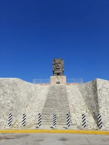 En el norte de México existe un lugar que desafía toda lógica: Playa Tláloc, en Coahuila, un oasis de arena clara y agua en medio del desierto. Descubre dónde está, cómo llegar y por qué se ha vuelto un secreto bien guardado del turismo alternativo.