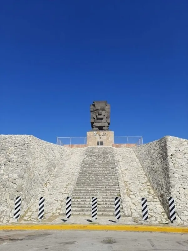 En el norte de México existe un lugar que desafía toda lógica: Playa Tláloc, en Coahuila, un oasis de arena clara y agua en medio del desierto. Descubre dónde está, cómo llegar y por qué se ha vuelto un secreto bien guardado del turismo alternativo.