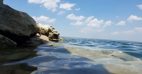 En el norte de México existe un lugar que desafía toda lógica: Playa Tláloc, en Coahuila, un oasis de arena clara y agua en medio del desierto. Descubre dónde está, cómo llegar y por qué se ha vuelto un secreto bien guardado del turismo alternativo.