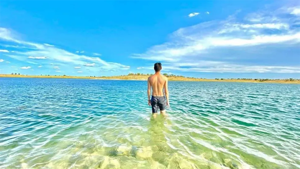 En el norte de México existe un lugar que desafía toda lógica: Playa Tláloc, en Coahuila, un oasis de arena clara y agua en medio del desierto. Descubre dónde está, cómo llegar y por qué se ha vuelto un secreto bien guardado del turismo alternativo.