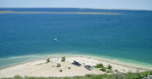 En el norte de México existe un lugar que desafía toda lógica: Playa Tláloc, en Coahuila, un oasis de arena clara y agua en medio del desierto. Descubre dónde está, cómo llegar y por qué se ha vuelto un secreto bien guardado del turismo alternativo.