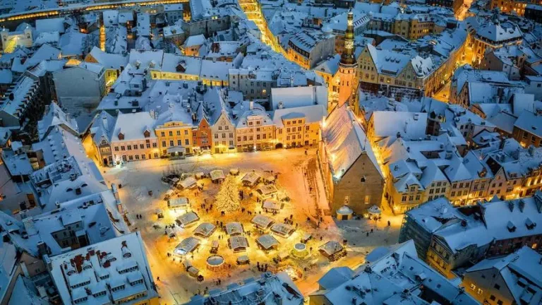 Si estás buscando un viaje navideño con magia, tranquilidad y experiencias culturales inolvidables, estos cinco destinos son perfectos para viajeros mayores de 60 que quieren disfrutar sin prisas y con total encanto festivo.