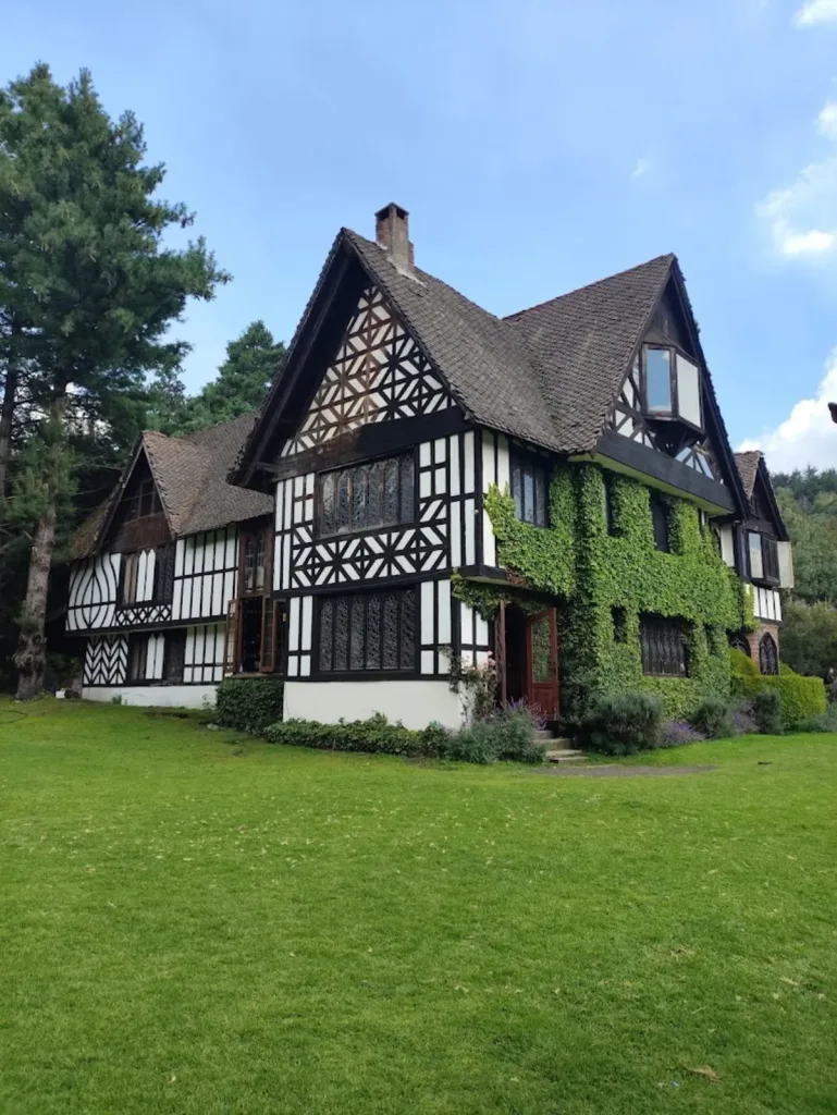 La Casa del Laberinto del Ajusco es uno de los destinos más interesantes de la CDMX. Descubre su historia y porque es único en medio de la naturaleza del Ajusco.
