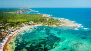 Descubre Akumal, un rincón especial de la Riviera Maya donde las aguas turquesas, la naturaleza y la posibilidad de nadar con tortugas marinas se unen para ofrecerte una experiencia inolvidable. Conoce qué hacer y otros planes alrededor de este destino mágico.