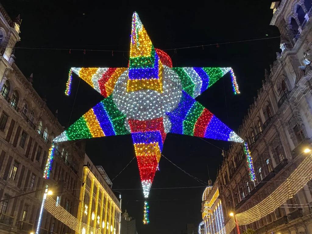 El tradicional alumbrado navideño 2025 en el Zócalo de la Ciudad de México marca el inicio de la temporada más brillante del año. Descubre cómo fue el espectáculo, qué ver, cuándo visitarlo y por qué se volvió un plan imperdible para locales y viajeros.