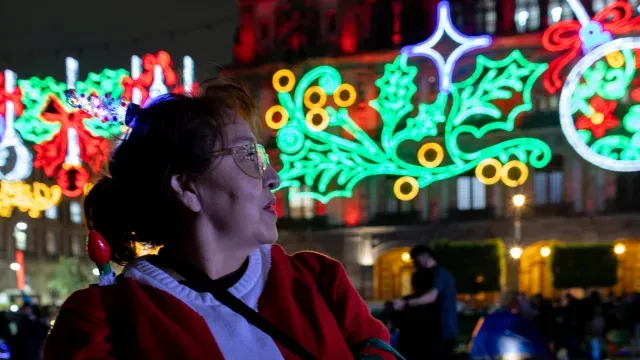 El tradicional alumbrado navideño 2025 en el Zócalo de la Ciudad de México marca el inicio de la temporada más brillante del año. Descubre cómo fue el espectáculo, qué ver, cuándo visitarlo y por qué se volvió un plan imperdible para locales y viajeros.