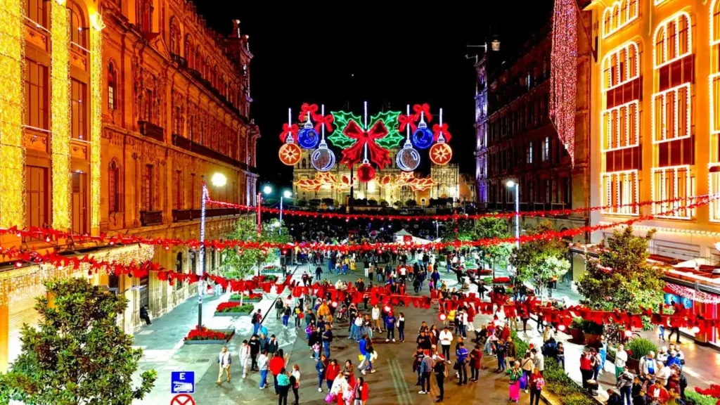 El tradicional alumbrado navideño 2025 en el Zócalo de la Ciudad de México marca el inicio de la temporada más brillante del año. Descubre cómo fue el espectáculo, qué ver, cuándo visitarlo y por qué se volvió un plan imperdible para locales y viajeros.